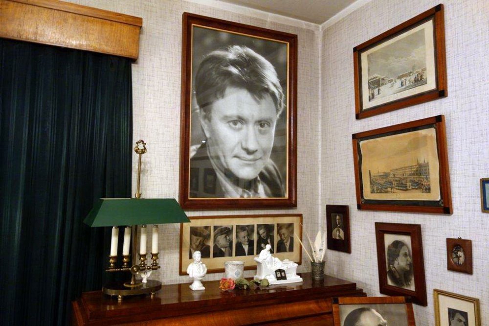 Музей-квартира актерской семьи М.В., А.А. Мироновых — А.С. Менакера